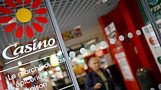 Logo supermarketu Casino na dveích prodejny ve francouzském Nantes (27. srpna...