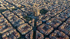 Letecký pohled na tvr Eixample a katedrálu Sagrada Familia, která se...