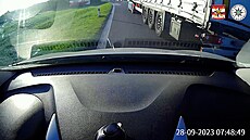 Nebezpe�ná jízda kamionu a osobního auta mohla skon�it nehodou