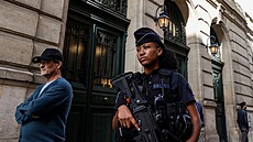 Francouzská policistka ped paískou synagogou. Francie posílila ochranu...