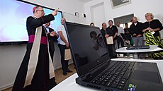 Biskup Ostravsko-opavské diecéze Martin David svtí zaízení virtuální uebny...