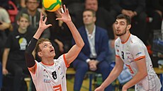 Nizozemský volejbalista Wessel Keemink bhem zápasu Karlovarska.