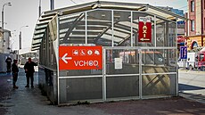 Nevzhledné p�íst�e�ky u vstup� do podchodu pod Nádra�ní ulicí jsou zam�í�ované...