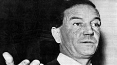 Mu�, který podvedl královnu, se vydal na cestu zrady ji� b�hem studií. Ne� se...