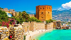 �ervená v� Kizil Kule dominuje letovisku Alanya.