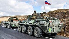 Ruská vojenská vozidla zaparkovaná na silnici u Sedmi jezer v Arménii smrem k...
