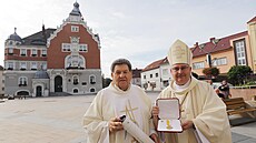 Hodonínský děkan Josef Zouhar (vlevo) převzal od brněnského biskupa Pavla...