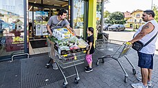 �e�i nakupují nap�íklad v polské Lubawce. (28. 9. 2023)