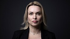 Novináka Marina Ovsjannikovová, která bhem naízeného domácího vzení uprchla...