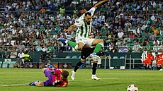 Borja Iglesias z Betisu p�eskakuje spar�anského branká�e Petera Vindahla v...