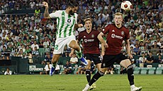 Známý španělský záložník Isco Alarcón z Betisu Sevilla střílí hlavou gól do...