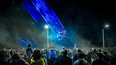 Laserová show sklidila od obyvatel Pardubic velkou kritiku. (7. �íjna 2023)