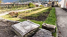Staré nmecké náhrobky slouily v Rové zahrad jako vrchní desky pod...