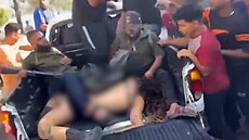 Palestinci ukazovali polonahou dívku v ulicích, vozili ji na korbě