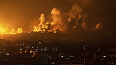 Město Gaza v ohni a kouři po útocích (9. října 2023)