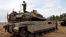 Izraelský voják se modlí, zatímco stojí na tanku. (9. íjna 2023)