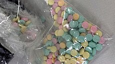 Pilulky fentanylu nalezené policisty z protidrogového úadu v New Yorku. (4....