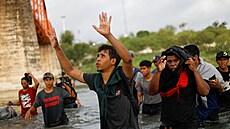 Migranti ekají na behu eky Rio Grande, chtjí získat azyl v USA. (30. záí...