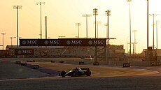 Fernando Alonso z Aston Martin v tréninku na Velkou cenu Kataru F1.