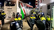 Nizozemská policie po �tvrte�ním zápasu Evropské konferen�ní ligy mezi...