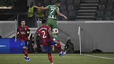 Leo Bengtsson (ve výskoku) s Arisu Limassol v souboji s Jamesem Tavernierem z...