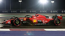 Charles Leclerc z Ferrari v kvalifikaci Velké ceny Kataru F1.