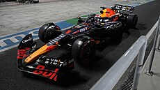 Max Verstappen z Red Bullu v boxech v prbhu kvalifikace Velké ceny Kataru F1.