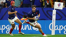 Francouzský ragbista Damian Penaud se chystá polo�it p�tku v zápase s Itálií.