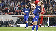 Matthias Ginter (v �erveném) z Freiburgu v souboji s Jarrodem Bowenem z West...