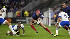 Francouzský ragbista  Louis Bielle-Biarrey úto�í v duelu s Itálií.
