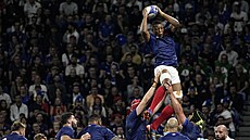 Francouzský ragbista Cameron Woki chytá mí v zápase s Itálií.