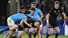 Novozélandský ragbista Damian McKenzie bránný Manuelem Dianou z Uruguaye.