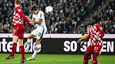 Florian Neuhaus (druhý zleva)  z Mönchengladbachu dává gól v zápase s Mohu�í.