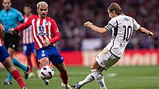 Luka Modri (vpravo) z Realu Madrid stílí v derby zápase proti Atlétiku.