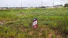 Pozemky v Colony Ridge na prodej. Cedule s podobnými nápisy jsou v�ude u cesty....