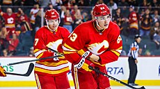 Adam Ruika (vpravo) a dalí hrái Calgary Flames se radovali z gólu.