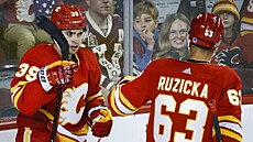 Matt Coronato (vlevo) a Adam Ruika z Calgary Flames se radují z gólu.