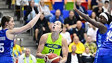 Veronika �ípová (ve sv�tlém dresu) z USK Praha pod tlakem bránící Luisy...