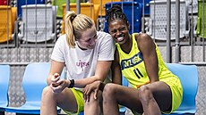Emese Hofová (vlevo) a Valériane Ayayiová z USK Praha se dobe baví u ped...