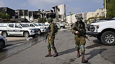 Izraelská armáda u policejní stanice ve městě Sderot, které během soboty...