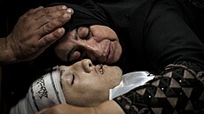 Palestinci truchlí a nesou tělo devatenáctileté oběti zabité během předešlého...