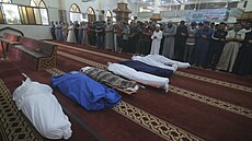 Skupina Palestinc truchlí nad tly mrtvých píbuzných, kteí zemeli po...