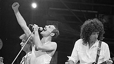 John Deacon, Freddie Mercury a Brian May z kapely Queen na koncert Live Aid...