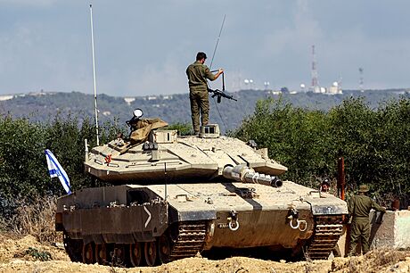 Na strái. Izraeltí vojáci hlídají hranici s Libanonem. Obávají se, e proti...