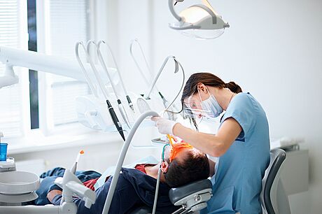 Podle statistik má v esku a 80 % lidí minimáln jeden zubní kaz ron (a...
