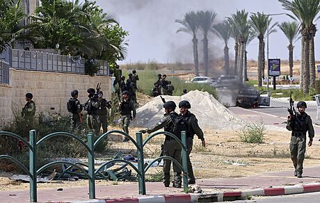 Izraeltí vojáci ve mst Ofakim, do kterého pronikli ozbrojenci Hamásu. (8....