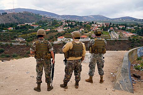 Libanontí vojáci shlíejí pes hranice na izraelskou obec Metula. (15. íjna...