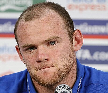 Anglický útoník Wayne Rooney odpovídá na tiskové konferenci.