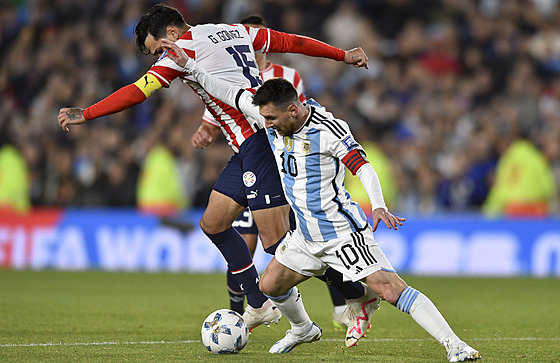Lionel Messi z Argentiny a Gustavo Gomez z Paraguaye.