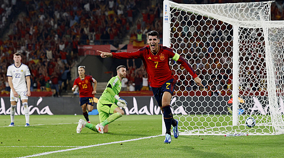panlský fotbalista Alvaro Morata slaví gól proti Skotsku.